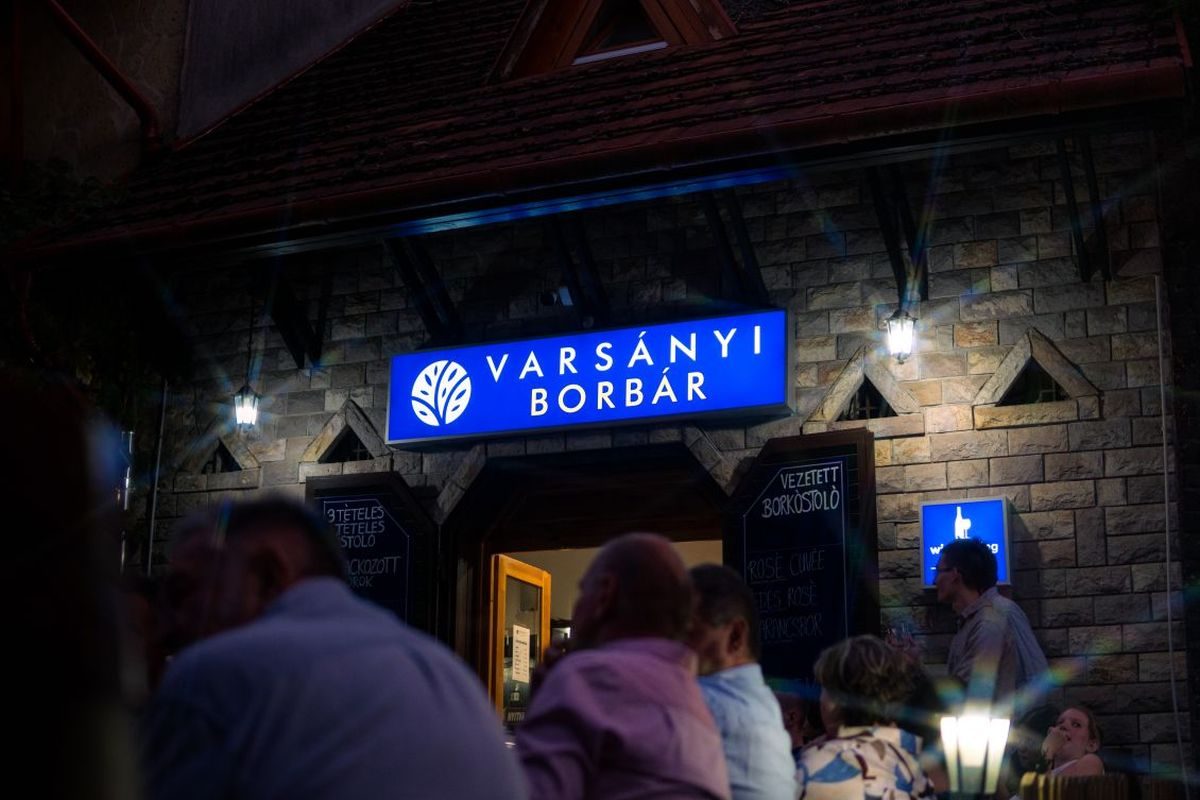 A Varsányi Borbár esti kivilágítással
