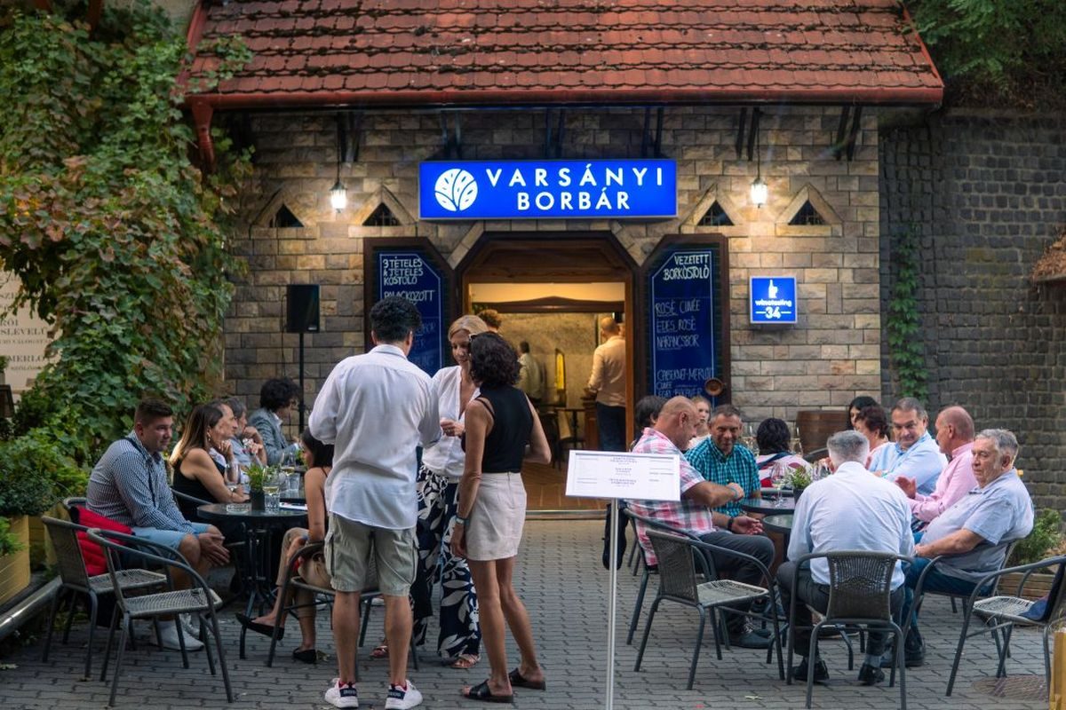 A terasz a Soft Openingen — Varsányi Borbár